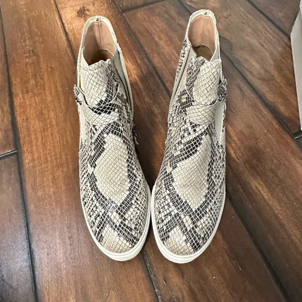 L. Paolo size 6.5 snake print wedge sneaker
